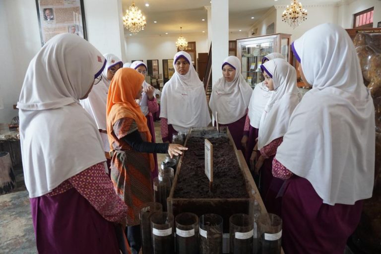 Reportase Rihlah Ilmiah SMPIT Insantama Bogor Ke Museum Tanah dan MUNASAIN