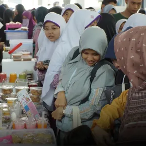 Pembeli: Para pembeli di IMD terdiri dari siswa-siswi kelas 1 dan 2, Kakak kelas dari SMP & SMA juga Orangtua siswa turut support dengan membeli dagangan Ananda.