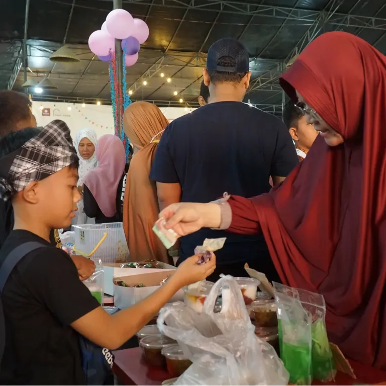 Transaksi Penjual-Pembeli: Ananda belajar terkait akad jual-beli dalam islam dan menjadi penjual yang jujur.