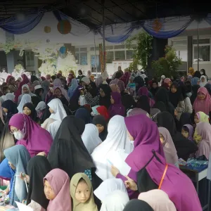 Suasana Ramai: Suasana ramai pasar IMD memenuhi plaza SIT Insantama.