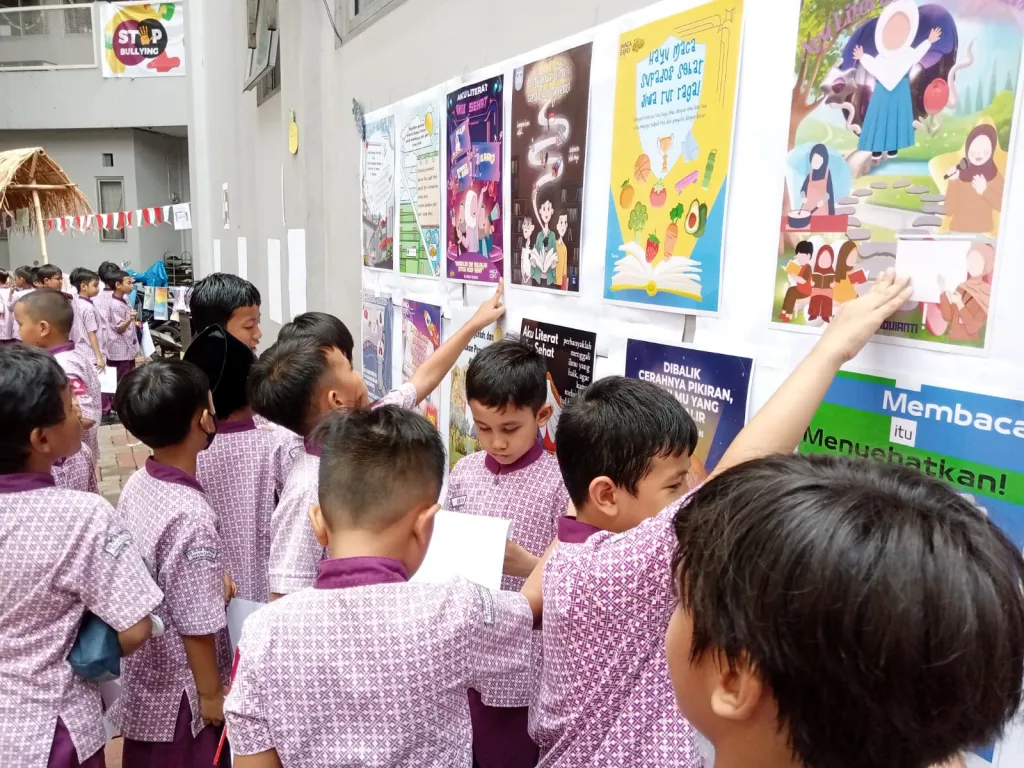 Siswa mengamati karya-karya di SBDP Expo