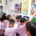Siswa mengamati karya-karya di SBDP Expo