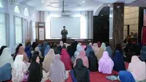 Suasana Pelatihan Shalat Khusyuk dengan pemateri Ustadz Choirul Annas, Lc. Peserta pelatihan ialah santri Kelas 7 dan Kelas 10.