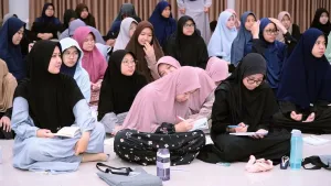 Peserta menyimak dan mencatat materi pada kegiatan Training Entrepreneurship.