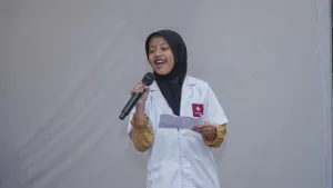 Perwakilan Sains Club SMPIT Insantama Bogor akhwat mempresentasikan ragam kegiatan di ekstrakurikuler kepada adik kelas 8.
