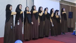 Perwakilan Gema Insantama akhwat memulai tampilan dengan yel-yel penuh semangat.