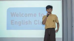 Daffa (President of English Club SMPIT Insantama Bogor) mengajak siswa-siswi Kelas 8 untuk bergabung ke English Club.