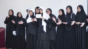 Tim Arabic Club akhwat menampilkan nyanyian selamat datang dengan menggunakan bahasa Arab.