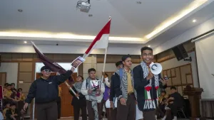 Teatrikal Aksi Bela Palestina menjadi latar kegiatan jurnalistik dalam penampilan ekstrakurikuler Jurnalis Club.