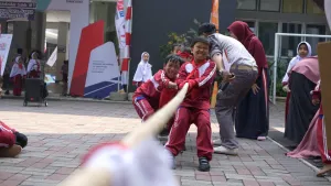 Untuk menang dibutuhkan kerja sama tim dan tenaga yang kuat dalam Lomba Tarik Tambang.