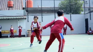 Sudah mulai jarang terlihat dimainkan oleh anak-anak kini, yaitu Lomba Bentengan.