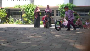 Peserta berlomba untuk mencapai finish terlebih dahulu. Ban motor digelindingkan dengan kayu sebagai alat bantu untuk menggerakan ban tersebut.