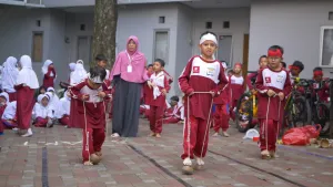 Lomba Engrang Batok ini menjadi lomba yang melatih keseimbangan. Peserta harus menjadikan batok sebagai alas kaki dan tidak boleh menyentuh tanah.