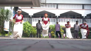Keseruan siswa pada Lomba Balap Karung.
