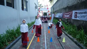 Fokus dan tetap menjaga keseimbangan menjadi tantangan pada Lomba Balap Kelereng.