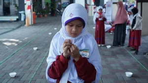 Lomba memasukkan benang ke dalam jarum memiliki 3 tingkatan. Dimulai dari lubang jarum yang cukup besar sampai yang kecil. Siapa yang menyelesaikan semua tantangan paling cepat, ia pemenangnya.