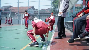 Memasukkan paku ke dalam botol menjadi salah satu perlombaan individu favorit di HKS kali ini.