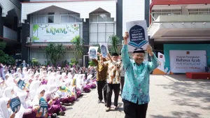 Bahkan bapak-bapk yayasan turut mengelilingi lapangan apel untuk menunjukkan antusiasme atas program ini.