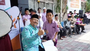 Ketua Yayasan Insantama Cendekia, Ust. H. M. Ismail Yusanto, M.M., menerima permintaan tanda tangan dari siswa.