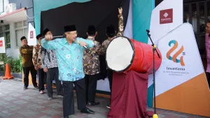 Setelah menyampaikan pesan-pesan, Ketua Yayasan Insantama Cendekia, Ust. H. M. Ismail Yusanto, M.M. meresmikan Program Peningkatan Bahasa Arab dengan menabuh beduk yang sudah disiapkan oleh panitia.