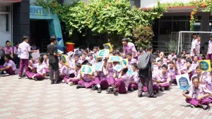 Para siswa membentangkan poster sebagai bentuk semangat menyambut Program Peningkatan Bahasa Arab.