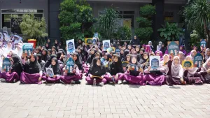 Siswa mendapatkan poster-poster dan yel-yel Program Peningkatan Bahasa Arab.