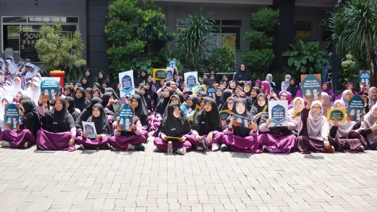 Siswa mendapatkan poster-poster dan yel-yel Program Peningkatan Bahasa Arab.