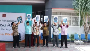 Tidak hanya siswa, bapak-bapak yayasan juga bersemangat untuk menyukseskan Program Peningkatan Bahasa Arab.