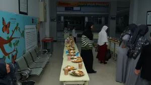 Hasil masakan siswa dihidangkan sekreatif mungkin dan dipajang di atas meja yang telah disiapkan panitia untuk dinilai oleh ibu-ibu Fosis.