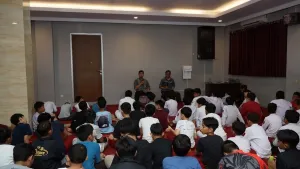 Sesi sharing dan motivasi oleh Pak Isab, didampingi Pak Anto sebagai moderator.