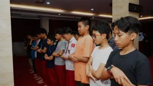 Ananda berbuka puasa dan dilanjutkan dengan Shalat Maghrib.