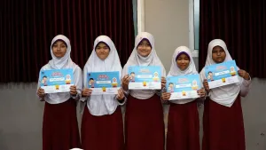 Pembagian sertifikat Student of the Month Akhwat.
