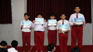 Pembagian sertifikat Student of the Month Ikhwan.