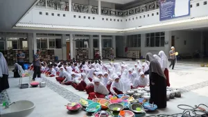 Sebelum memasak, Ananda diperkenalkan dengan alat dan bahan yang akan digunakan.