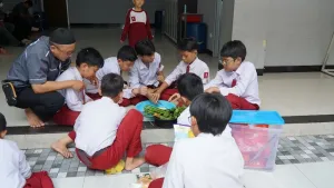 Setelah sosialisasi, Ananda didampingi PAK membagi tugas agar masakan selesai tepat waktu.