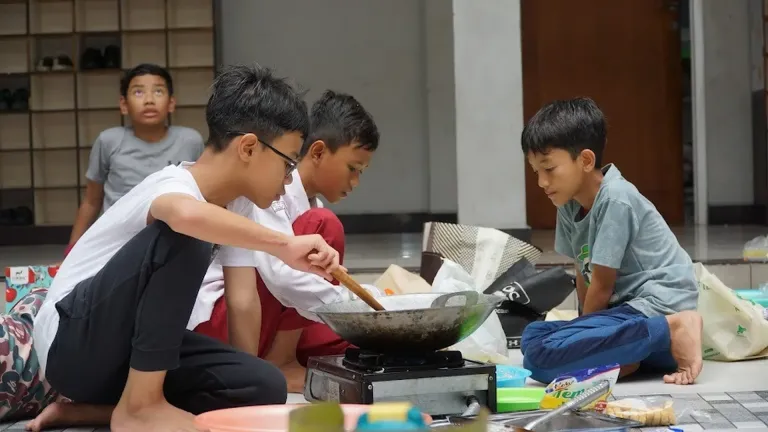 Ananda langsung mengerjakan tugasnya masing-masing.