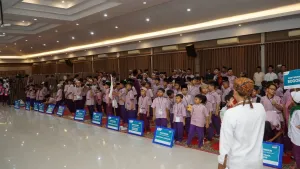 Peserta berbaris sesuai asal sekolah dan didampingi oleh pendamping masing-masing.