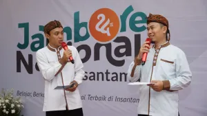 Duo MC dalam acara kali ini, yaitu Pak Ayung dan Pak Dede.