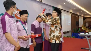 Selanjutnya, dilakukan penyematan papan nama peserta sebagai tanda dibukanya Grand Final Jambore Nasional yang akan berlangsung pada 29-30 November 2024.