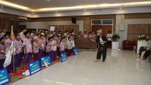 Pembukaan Jambore turut dimeriahkan oleh kehadiran Ki Lengser yang berhasil menghibur para peserta.