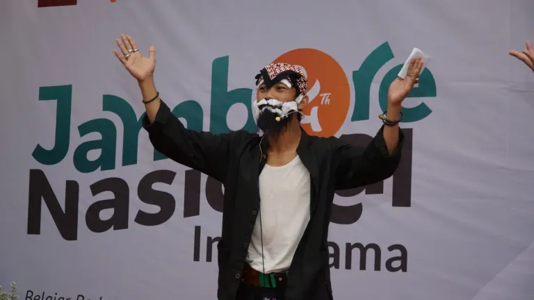 Ki Lengser tidak hanya hadir untuk menghibur, tetapi juga menyampaikan petuah, salah satunya: "Insantama 24 tahun tiis ceuli herang mata, bro di juru bral di panto ngalayah di tengah imah."