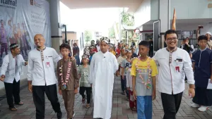 Kontingen lomba memasuki area Insantama, didampingi oleh Pak Agung (Ketua Panitia 24 Tahun Insantama) dan Pak Fajar (Kepala SDIT Insantama Bogor).