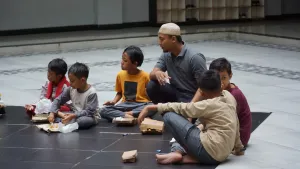 Kontingen menikmati jamuan yang disediakan panitia Jambore.