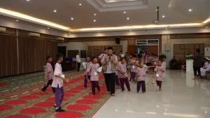 Peserta berbaris sesuai asal sekolah dan didampingi oleh pendamping masing-masing.