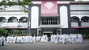 Pengkondisian siswa di Plaza SIT Insantama Bogor. Peserta kegiatan ini adalah siswa kelas 5 SDIT Insantama Bogor.