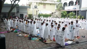Jamaah berangkat menuju Muzdalifah. Setibanya di sana, mereka melaksanakan shalat Maghrib dan Isya' secara jamak qashar ta'khir, mengambil kerikil untuk persiapan melempar jumrah, dan bermalam (Mabit) di Muzdalifah.