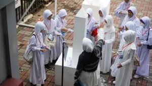 Suasana melempar Jumrah Aqabah.