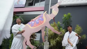 Setelah menyembelih hewan kurban, dilanjutkan dengan mengumandangkan takbir hari raya.
