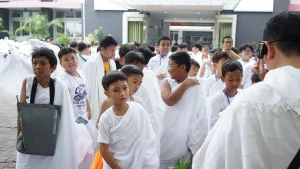 Setelah melempar jumrah dan menyembelih hewan kurban, jamaah menuju Masjidil Haram. Setibanya di sana, mereka melakukan idhthibaa' (menampakkan pundak kanan) dan membaca doa saat melihat Ka'bah.