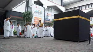 Thawaf ifadhah dimulai dari Hajar Aswad, dengan mengusapnya atau memberi isyarat dengan melambaikan tangan, kemudian mengelilingi Ka'bah hingga Rukun Yamani, dan kembali ke Hajar Aswad.